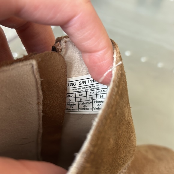 Girls UGG Boots with Bows - Picture 3 of 5